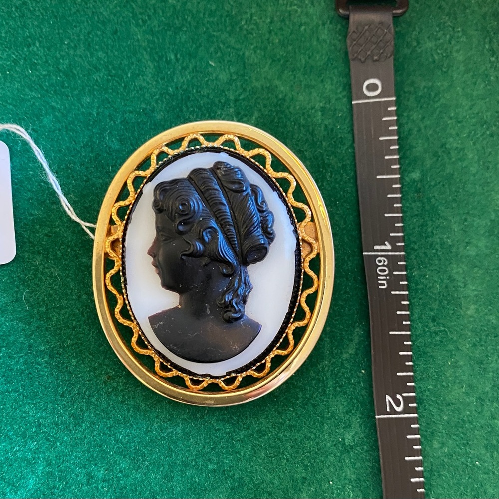 Vintage Cameo Brooch - Picture 5 of 5